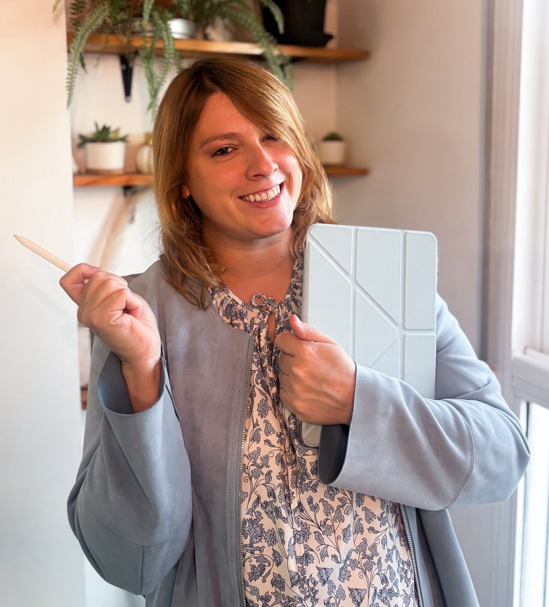 Rebecca Paramio con el lápiz y el iPad con los que dibuja