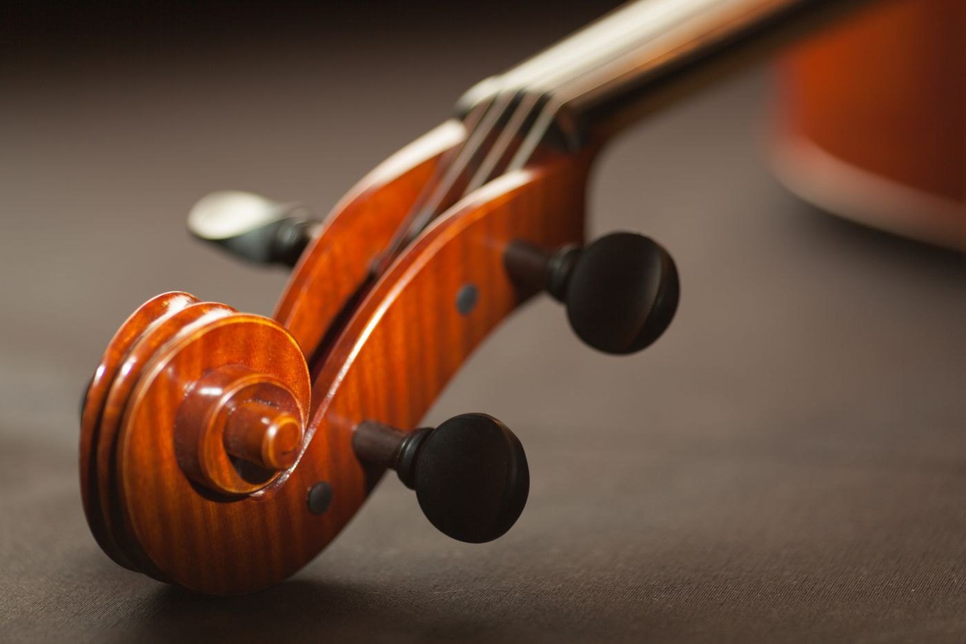 Voluta de un violín sobre una mesa