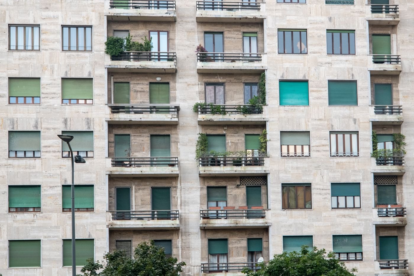 Fachada de un edificio de viviendas con balcones