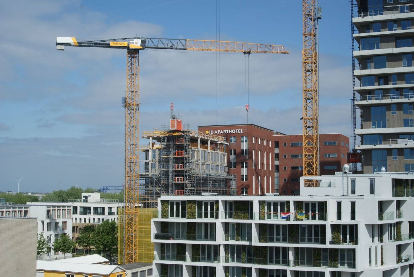 Grúas sobre un bloque de viviendas en construcción