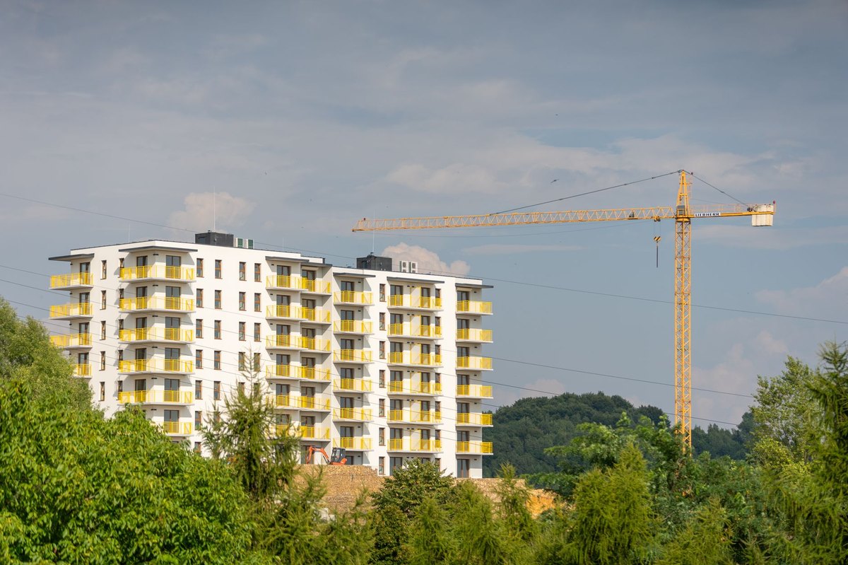 Edificio de viviendas en construcción con una grúa